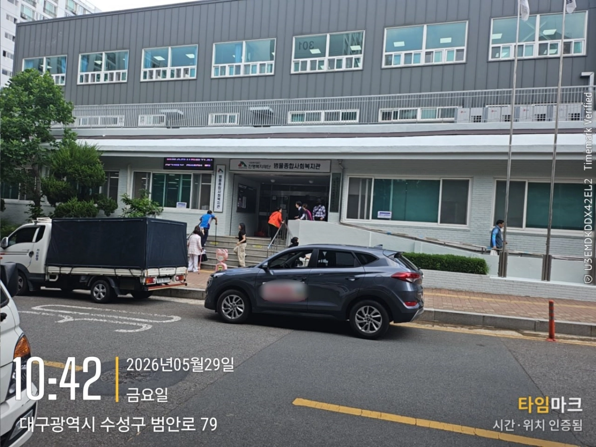 6·3 지방선거 사전투표가 시작된 29일 대구 범물종합사회복지관 앞에서 한 주간보호센터 차량에서 내린 관계자가 요보호자들을 사전투표소로 안내하고 있다. 김부겸 선거사무소 제공