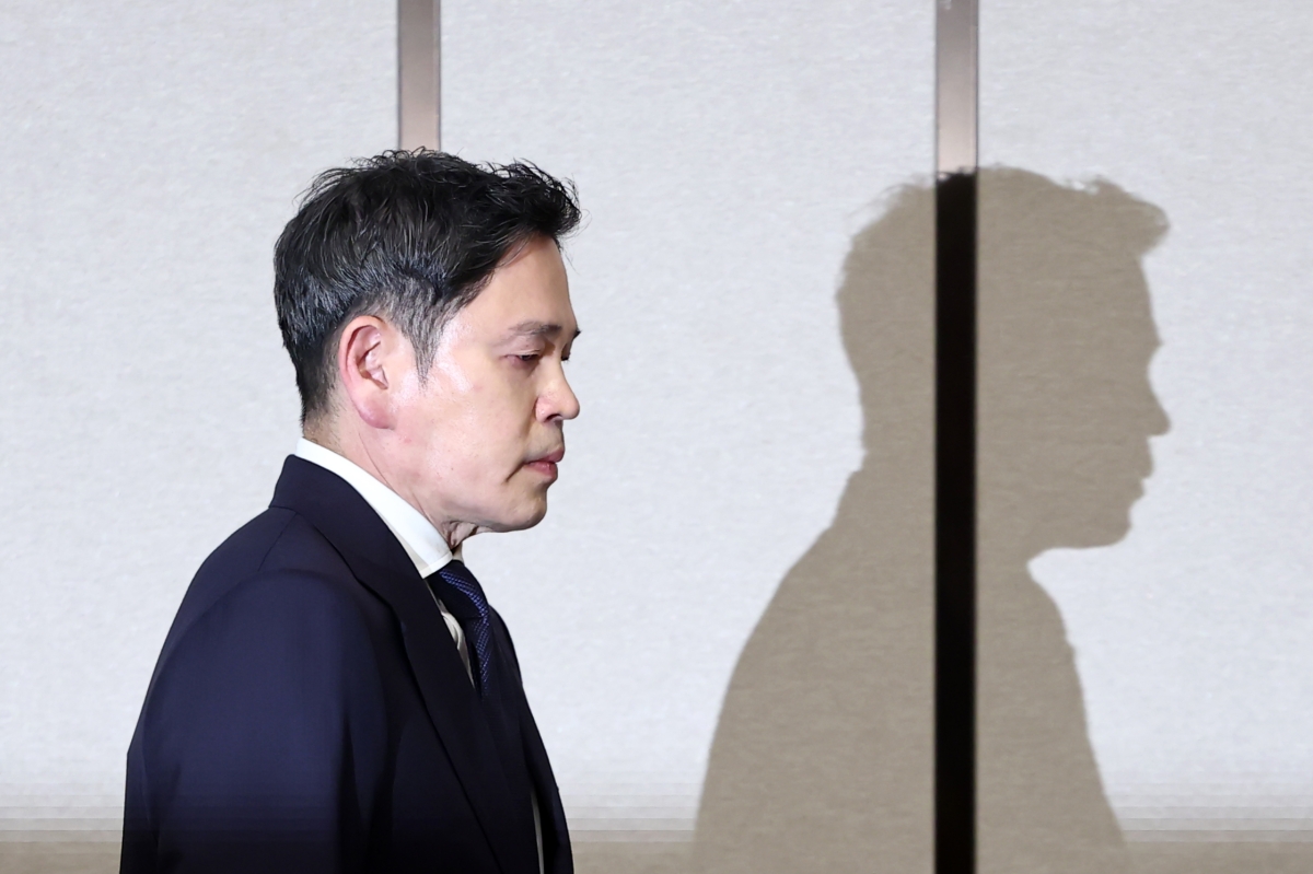 정용진 신세계그룹 회장이 26일 서울 강남구 조선팰리스 호텔에서 스타벅스 ‘탱크데이’ 논란과 관련 사과문 발표를 위해 기자회견장으로 들어서고 있다. 2026.5.26 연합뉴스