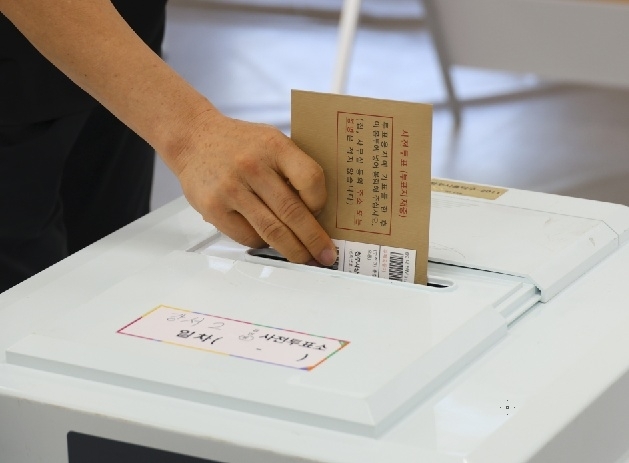6·3 지방선거 사전투표 둘째 날인 30일 오전 충북 청주 강서2동행정복지센터에 마련된 사전투표소에서 유권자가 투표하고 있다.2026.5.30 연합뉴스