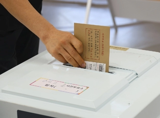 6·3 지방선거 사전투표 둘째 날인 30일 오전 충북 청주 강서2동행정복지센터에 마련된 사전투표소에서 유권자가 투표하고 있다.2026.5.30 연합뉴스