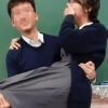 thumbnail - 男교사가 女학생 ‘공주님 안기’ 발칵…“신부냐” 논란 일자 결국