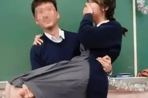 男교사가 女학생 ‘공주님 안기’ 발칵…“신부냐” 논란 일자 결국