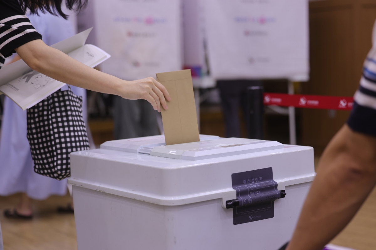 제9회 전국동시지방선거 사전투표 둘째 날인 30일 오후 경남 창원시 성산구 경남연구원에 마련된 사전투표소에서 한 유권자가 투표하고 있다. 2026.5.30 연합뉴스