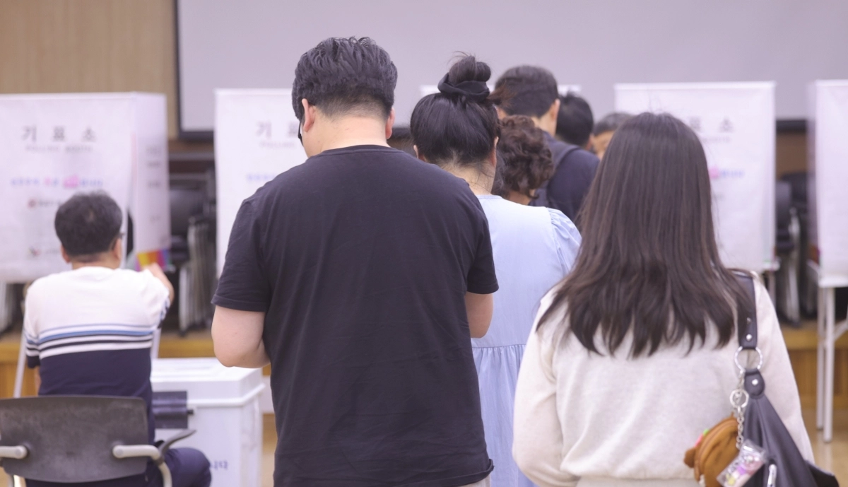 사전투표소 찾은 유권자들
