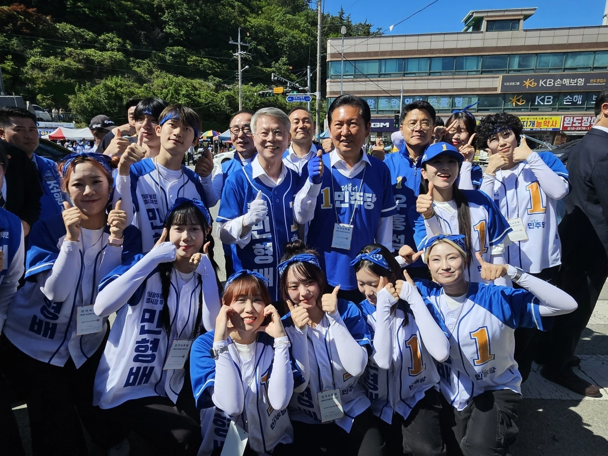 민형배 민주당 전남광주통합특별시장 후보가 30일 정청래 당대표와 함께 완도를 찾아 ‘민주당 원팀 승리’를 호소하고 있다. 민형배 선거사무소 제공