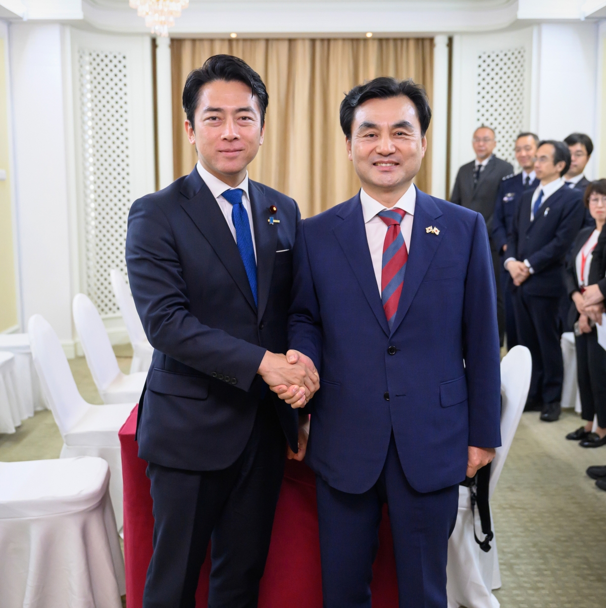 악수하는 한일 국방장관