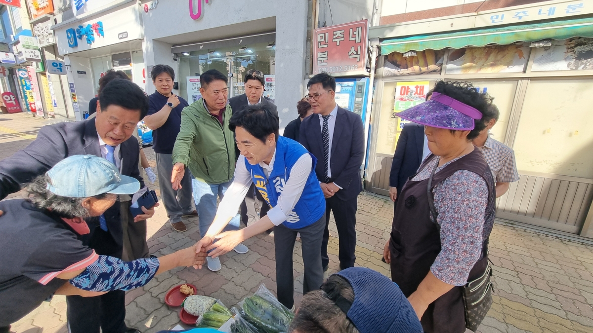 김대중 전남·광주 통합교육감 후보가 사전투표 마지막 날인 30일 광주 광산구 영광통사거리에서 대규모 집중유세를 열고 지지자들과 함께 막판 표심 공략에 나서고 있다.