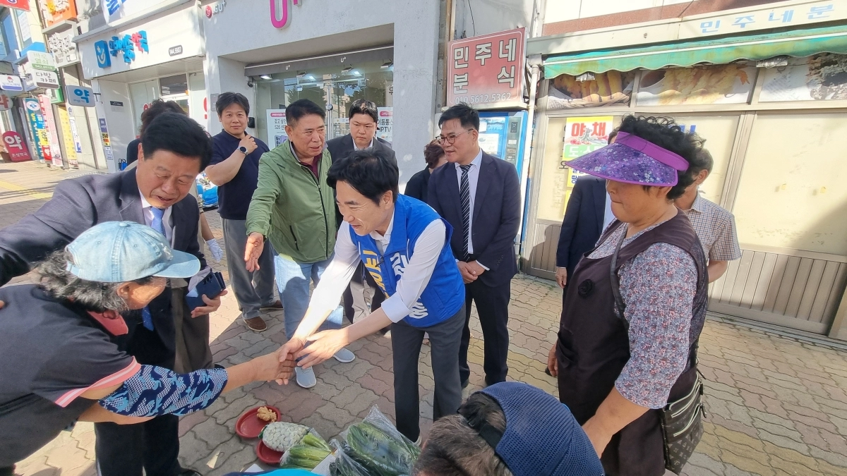 김대중 전남·광주 통합교육감 후보가 사전투표 마지막 날인 30일 광주 광산구 영광통사거리에서 대규모 집중유세를 열고 지지자들과 함께 막판 표심 공략에 나서고 있다.