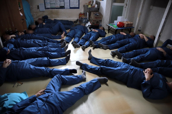 법무부는 지난 15일 경기 안양시 동안구 안양교도소에서 제2차 교정시설 현장 진단을 실시했다. 이번 현장 진단은 안양교도소의 노후 시설과 열악한 수용 환경을 점검하고 과밀수용 해소 및 시설 개선 방안을 모색하기 위해 법무부 장관과 법조기자단이 직접 수용생활을 수행하는 프로그램으로 진행됐다. 사진은 이날 실시된 교정시설 현장 진단에서 수용복을 착용한 법조기자단이 수용자의 하루 일과를 직접 체험하는 모습. 2026.4.19 법무부 제공