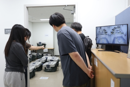 관내투표함 보관실 살펴보는 공정선거 참관단
