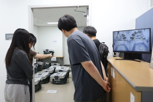 관내투표함 보관실 살펴보는 공정선거 참관단