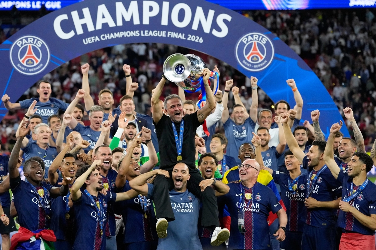 [부다페스트=AP/뉴시스] 파리 생제르맹(PSG)의 루이스 엔리케(가운데) 감독이 30일(현지 시간) 헝가리 부다페스트 푸스카스 아레나에서 열린 2025-26 유럽축구연맹(UEFA) 챔피언스리그(UCL) 결승전에서 아스널(잉글랜드)을 꺾고 우승한 뒤 트로피를 들어 올리며 선수들과 함께 환호하고 있다. PSG는 1-1 무승부를 기록한 뒤 승부차기 끝에 4-3으로 승리하며 2연패를 달성했고, 이강인은 결장했다. 2026.05.31.   <저작권자ⓒ 공감언론 뉴시스통신사. 무단전재-재배포 금지.>