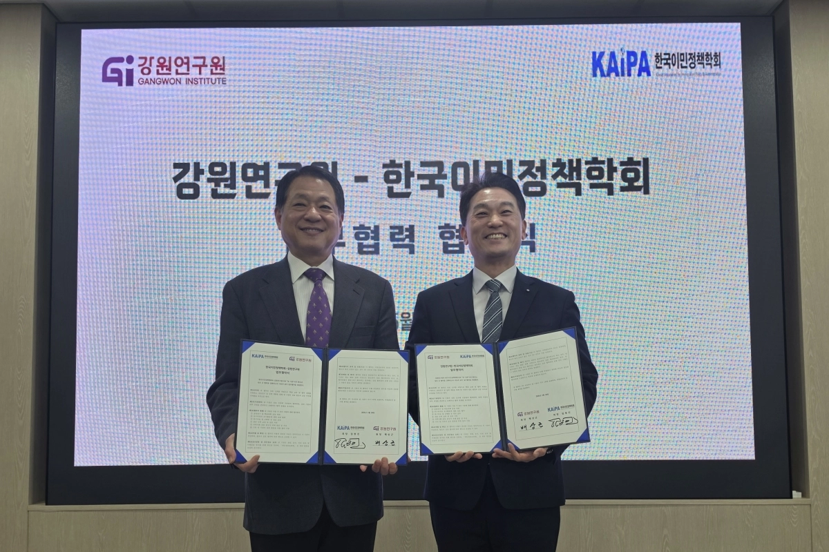 한국이민정책학회 임동진 회장(오른쪽)과 강원연구원 배상근 원장과 업무협약을 체결하고 있다. 학회 제공