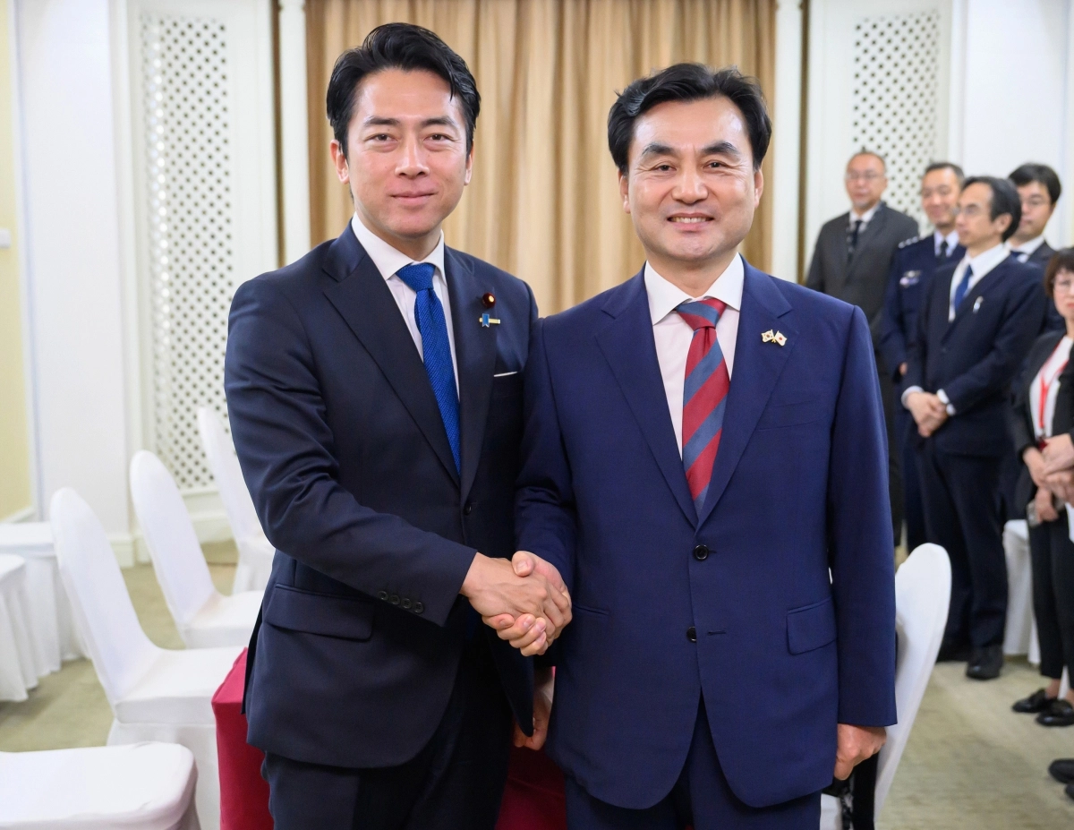 안규백(오른쪽) 국방부 장관이 30일(현지시간) 싱가포르에서 열린 제23차 아시아안보회의에서 고이즈미 신지로 일본 방위상과 회담 전 기념촬영을 하고 있다. 2026.5.30 국방부 제공
