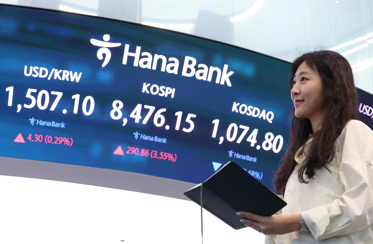 29일 서울 중구 하나은행 본점 딜링룸 전광판에 원달러 환율, 코스피, 코스닥 지수가 표시돼 있다. 연합뉴스