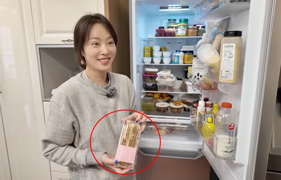 가수 출신 배우 황정음이 요거트에 꿀을 넣어 먹는다고 밝혔다. 유튜브 채널 ‘황정음’ 캡처