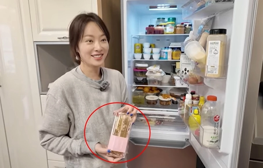 가수 출신 배우 황정음이 요거트에 꿀을 넣어 먹는다고 밝혔다. 유튜브 채널 ‘황정음’ 캡처