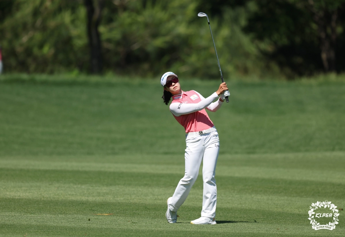박민지가 이날 최종 라운드 1번 홀에서 아이언샷을 때리는 모습. KLPGA 제공