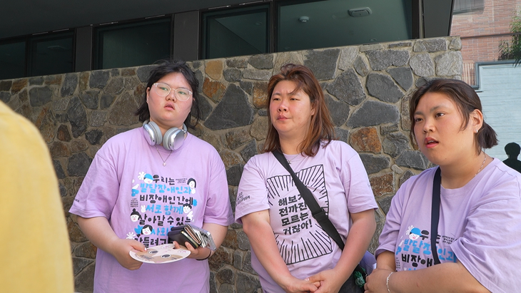 6·3 지방선거 사전투표 첫날인 지난 29일 서울 종로구 사직동주민센터 사전투표소 앞에서 발달장애인 박경인(오른쪽)씨와 박연지(가운데)씨, 박지은씨가 사전투표를 마치고 서울신문과 인터뷰를 하고 있다. 피플퍼스트 제공