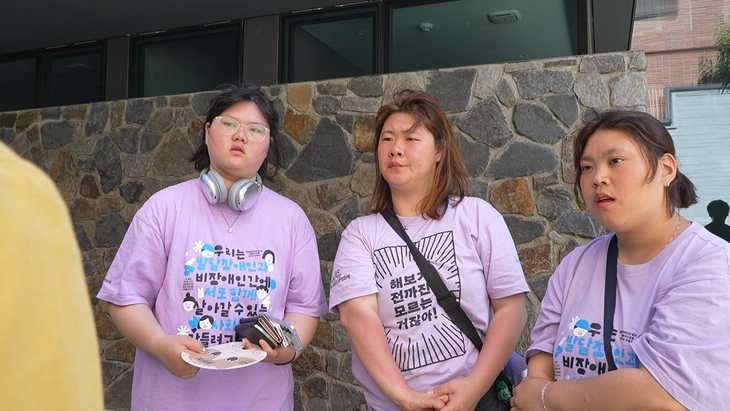 6·3 지방선거 사전투표 첫날인 지난 29일 서울 종로구 사직동주민센터 사전투표소 앞에서 발달장애인 박경인(오른쪽)씨와 박연지(가운데)씨, 박지은씨가 사전투표를 마치고 서울신문과 인터뷰를 하고 있다. 피플퍼스트 제공