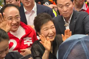 박근혜, 서문시장·수성못 찾아 “추경호, 경제살릴 적임자”(종합)