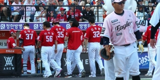 SSG 선수들이 31일 대전 한화전에서 2-6으로 져 창단 최다 12연패를 기록한 뒤 그라운드를 나서고 있다. 뉴스1