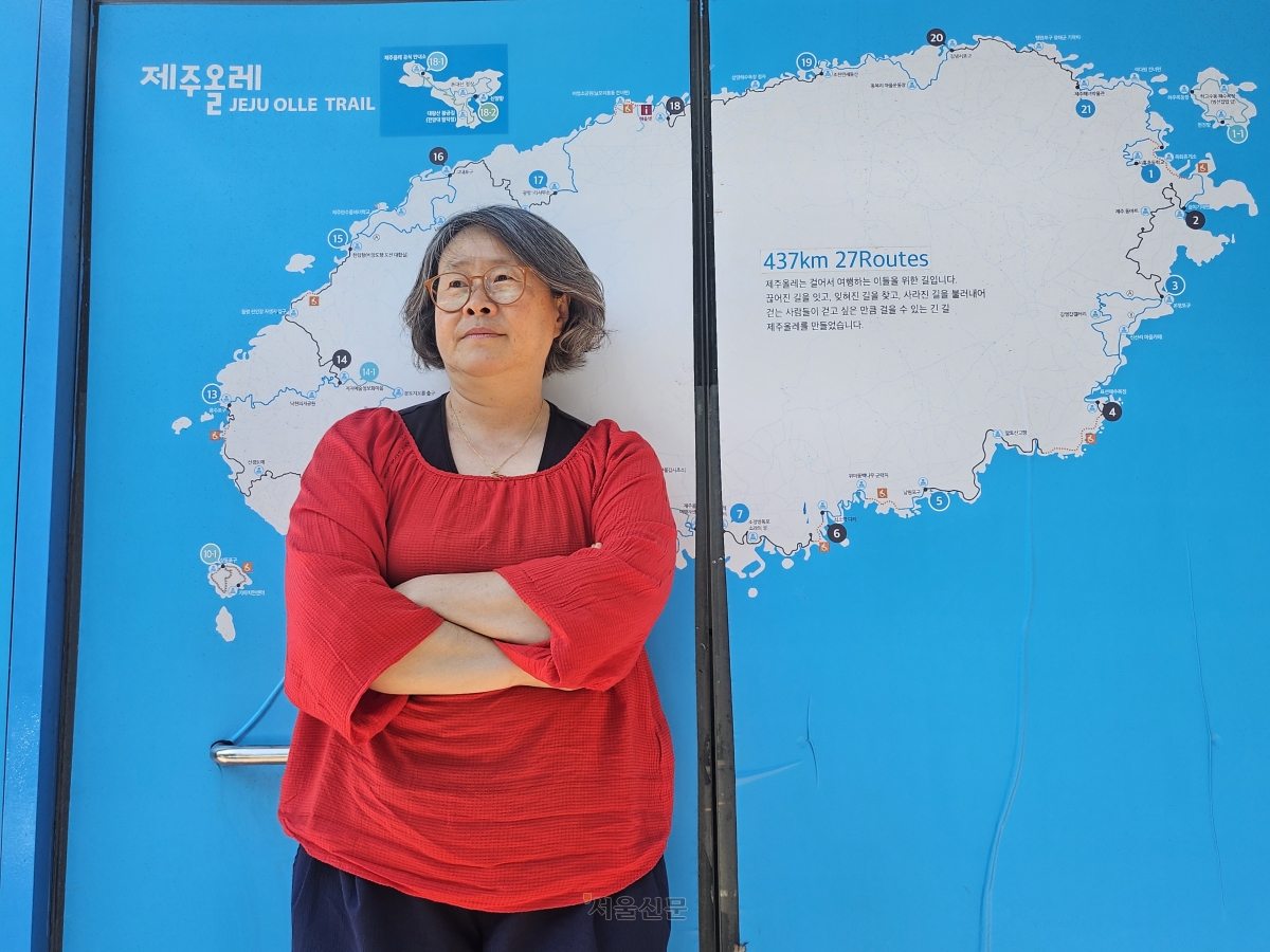 안은주 제주올레 대표가 지난 29일 올레길 서귀포시 7코스 시작점이자 제주올레 여행자센터의 지도 앞에서 포즈를 취하고 있다.  제주 강동삼 기자