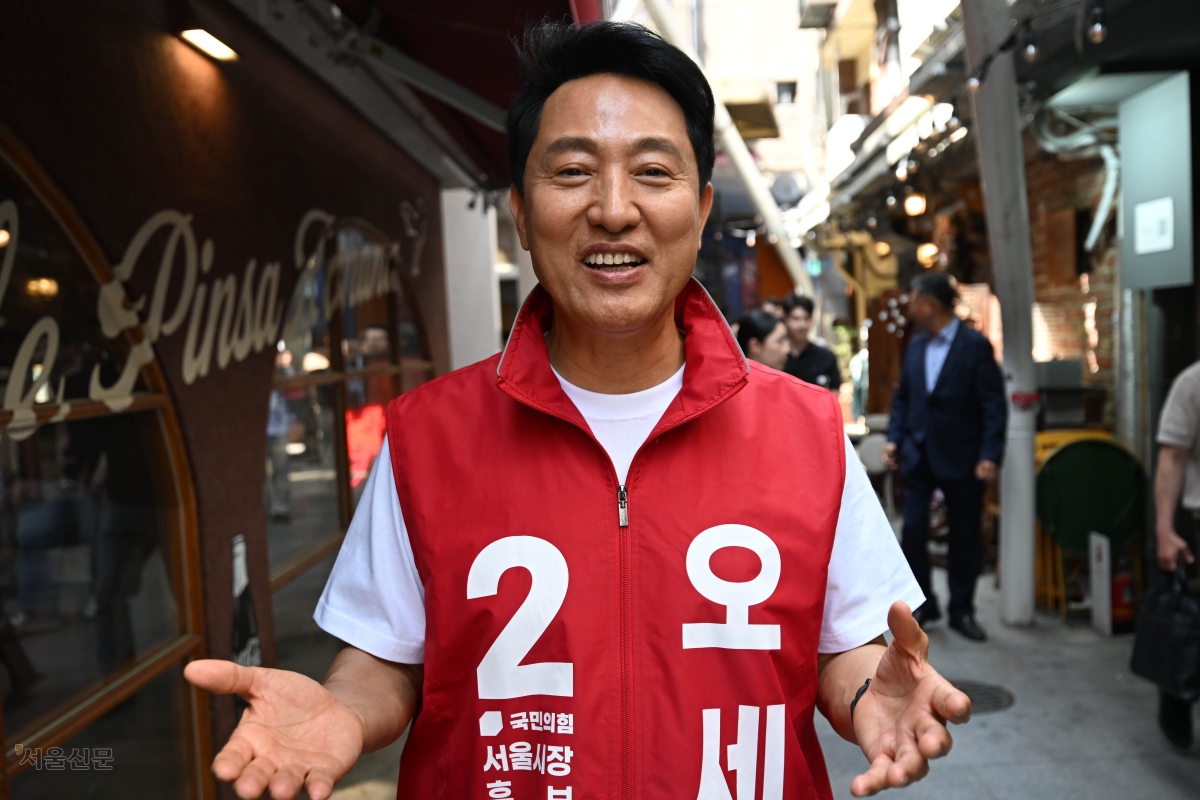 6·3 지방선거 오세훈 국민의힘 서울시장 후보가 31일 서울 용산구 신흥시장(해방촌)에서 진행한 서울신문과의 현장 인터뷰에서 ‘삶의 질 1등 도시’ 구상을 설명하고 있다. 홍윤기 기자