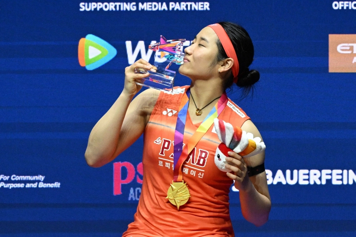 여자 배드민턴 안세영이 31일 싱가포르에서 열린 2026 세계배드민턴연맹(BWF) 월드투어 슈퍼 750 싱가포르 오픈 결승에서 일본의 야마구치 아카네를 꺾고 우승을 거둔 뒤 시상식에서 트로피에 입을 맞추고 있다. 싱가포르 AFP 연합뉴스