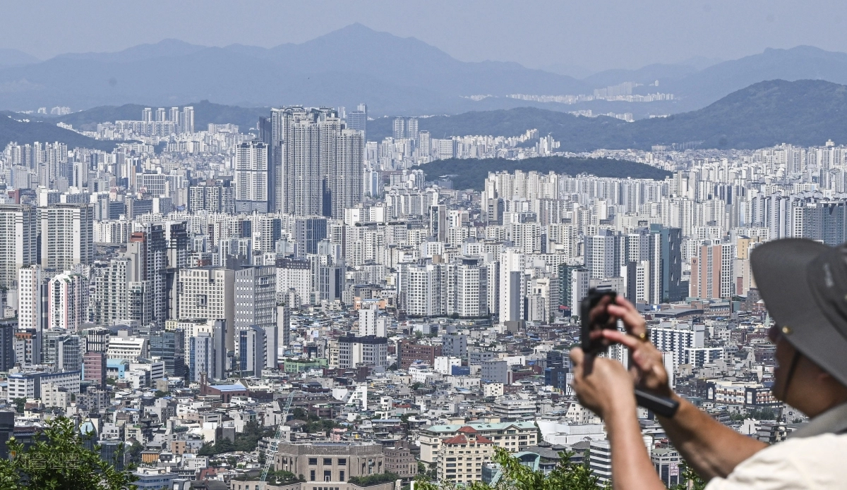 정부가 전월세 시장 안정을 위해 내년까지 수도권에 매입임대주택 9만 가구 공급을 추진하고 있지만, 올해 계약 실적이 3200가구 수준에 그치면서 목표 달성이 쉽지 않을 거란 전망이 나온다. ﻿사진은 31일 서울 용산구 남산에서 바라본 서울 시내 아파트 모습. 이지훈 기자