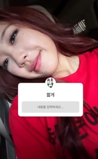 가수 이영지가 6·3 지방선거 기간 붉게 염색한 머리와 빨간색 티셔츠를 입어 ‘정치색 논란’이 불거지자 하루 만에 머리를 재염색하고 해명에 나섰다. 이영지 인스타그램 캡처