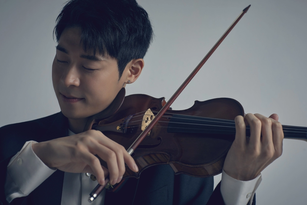 1902년산 빈센조 포스티글리오네 바이올린과 함께 클래식 음악 영역을 확장하는 대니 구의 행보는 다방면에서 깊고 넓은 재능을 보이는 ‘르네상스맨’이라는 표현을 떠올리게 한다. “지금은 르네상스”라는 그에게 실험적인 레오나르도 다빈치 쪽인지, 섬세한 미켈란젤로 부오나로티 쪽인지 묻자 명쾌하게 답했다. “둘 다 아니에요. 대니 구죠.”  크레디아 제공