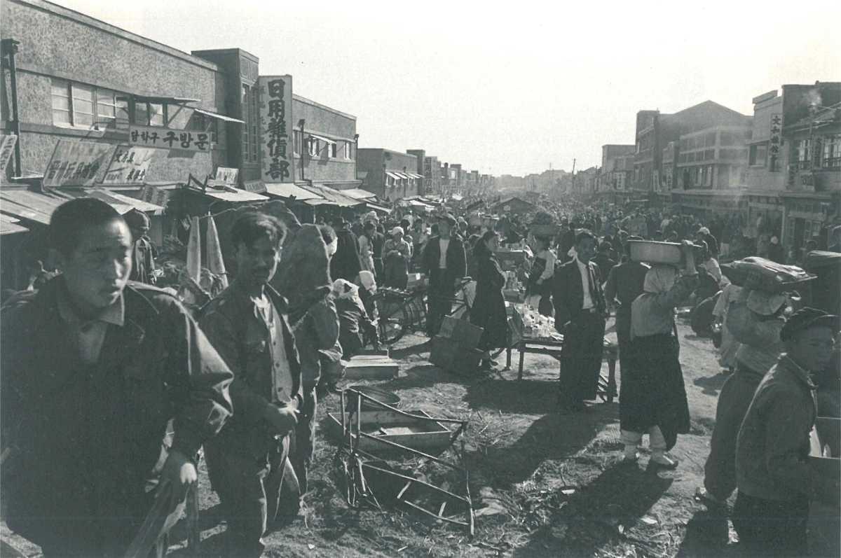 임응식 ‘광복동 시장’(1950). 당시 시장은 피란민의 생존터가 됐다.  부산시 제공