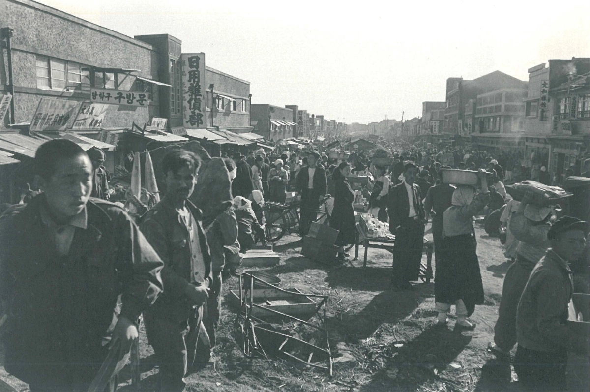 임응식 ‘광복동 시장’(1950). 당시 시장은 피란민의 생존터가 됐다.  부산시 제공