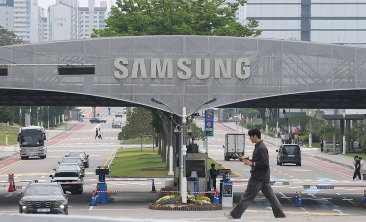 반도체 호황 속 대기업 고액 성과급과 저소득층 역대 최대 적자가 공존하며 양극화 우려가 깊어지고 있다. 국가데이터처는 31일 1분기 가계동향조사 결과 하위 20% 가구와 상위 20% 가구 간 여윳돈 격차가 388만 4000원으로 벌어져 2002년 이후 가장 큰 폭의 양극화를 보였다고 밝혔다. 사진은 최근 억대 성과급을 포함한 임단협 잠정합의안 투표를 진행한 삼성전자 본사.  뉴스1