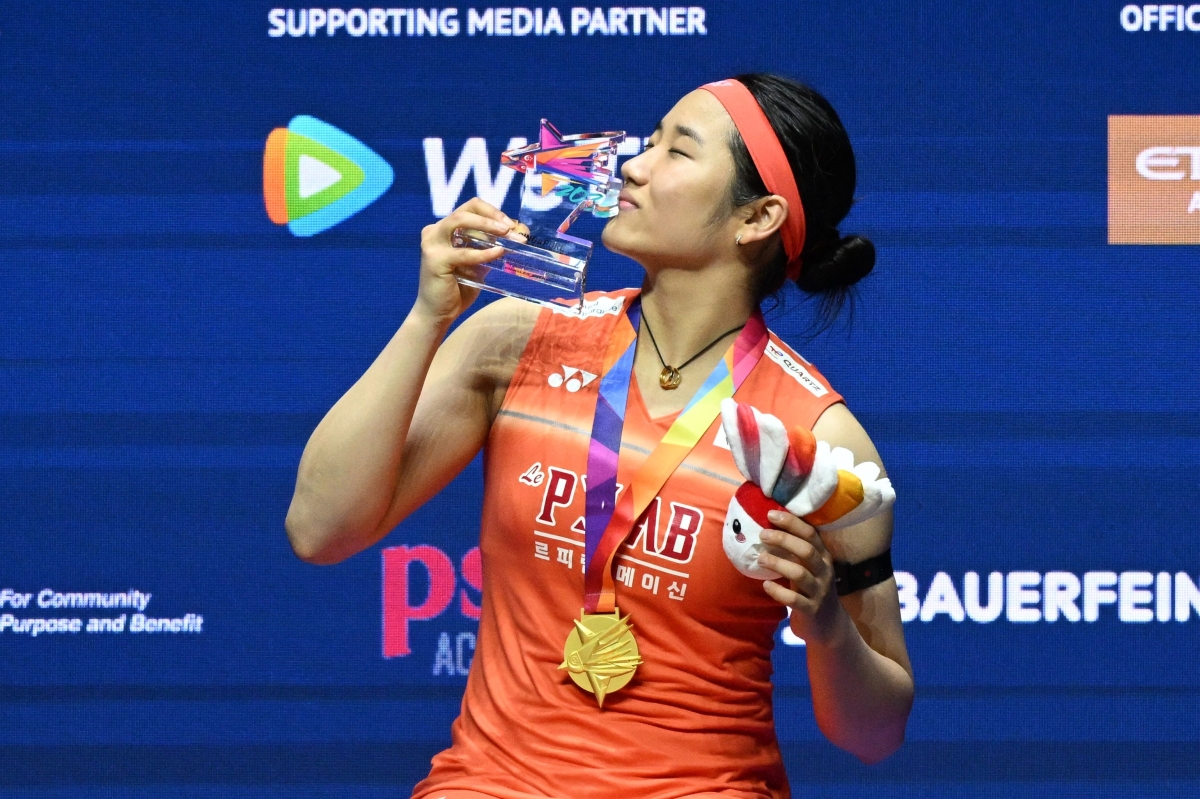 여자 배드민턴 안세영이 31일 싱가포르에서 열린 2026 세계배드민턴연맹(BWF) 월드투어 슈퍼 750 싱가포르 오픈 결승에서 ﻿우승을 거둔 뒤 시상식에서 트로피에 입을 맞추고 있다. 싱가포르 AFP 연합뉴스