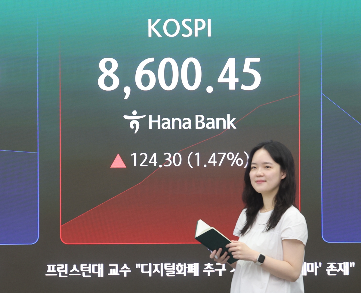 코스피가 상승 출발해 장중 사상 처음 8,600선을 넘어선 1일 서울 중구 하나은행 딜링룸에서 직원이 업무를 보고 있다.
