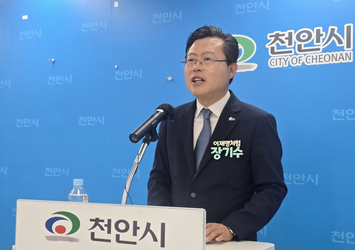 장기수 민주당 천안시장 후보가 1일 천안시청에서 기자회견을 열고 시민들의 적극적 투표 참여를 호소하고 있다.. 이종익 깆