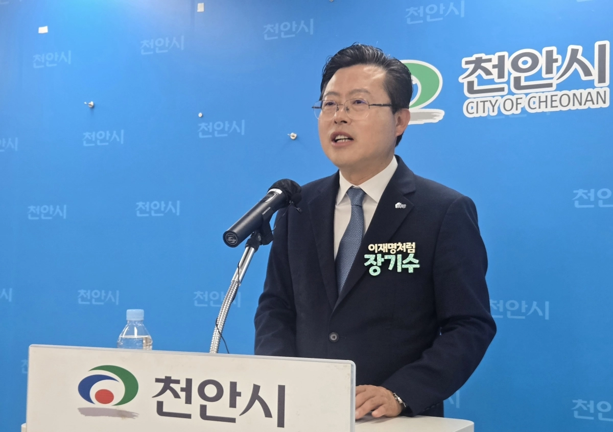 장기수 민주당 천안시장 후보가 1일 천안시청에서 기자회견을 열고 시민들의 적극적 투표 참여를 호소하고 있다.. 이종익 깆