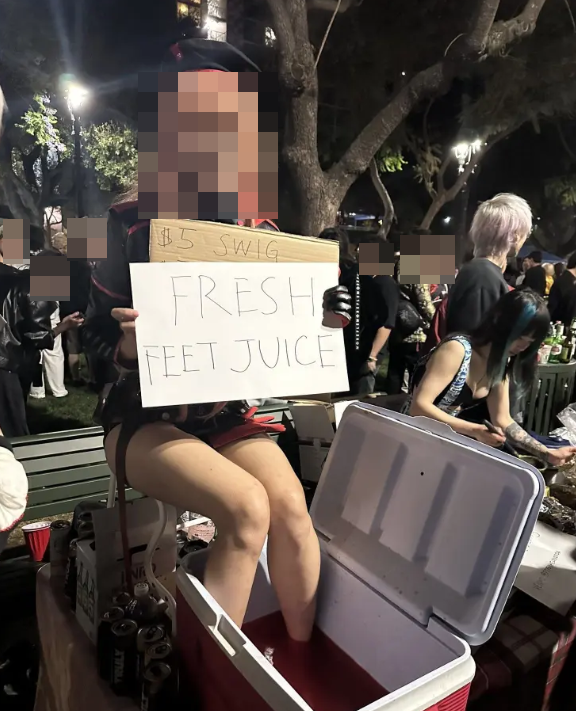 “신선한 발 주스 팝니다” 코스프레 女모델들 ‘엽기 행각’…심지어