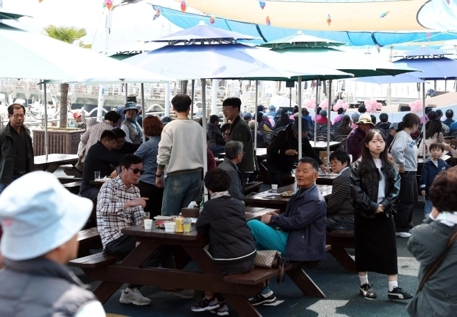 사진은 지난 4월 개장한 강진 마량놀토수산시장을 찾은 관광객 모습.