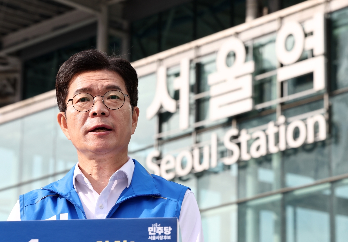 정원오 더불어민주당 서울시장 후보가 1일 서울 용산구 서울역 앞에서 서울시민께 드리는 호소문을 발표하고 있다. 2026.6.1 뉴스1