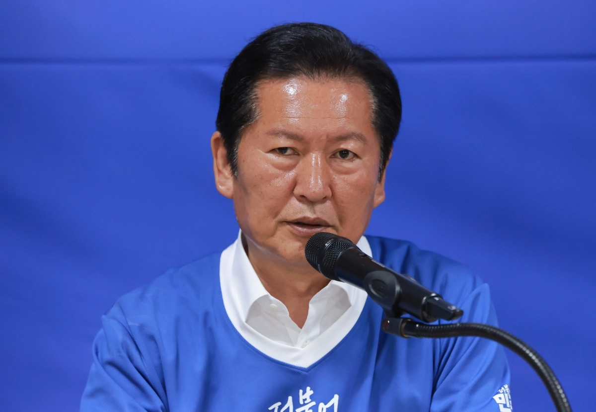 더불어민주당 총괄상임선거대책위원장인 정청래  대표가 1일 충남 천안시 민주당 박수현 충남도지사 후보 선거사무소에서 열린 중앙선대위 회의에서 발언하고 있다. 연합뉴스