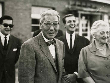 유한양행의 창업주인 고 유일한(가운데) 박사가 1960년대 말 자신을 모델로 한 소설 ‘살아있는 갈대’를 쓴 노벨문학상 수상자 펄벅 여사와 만난 모습.  유한양행 제공