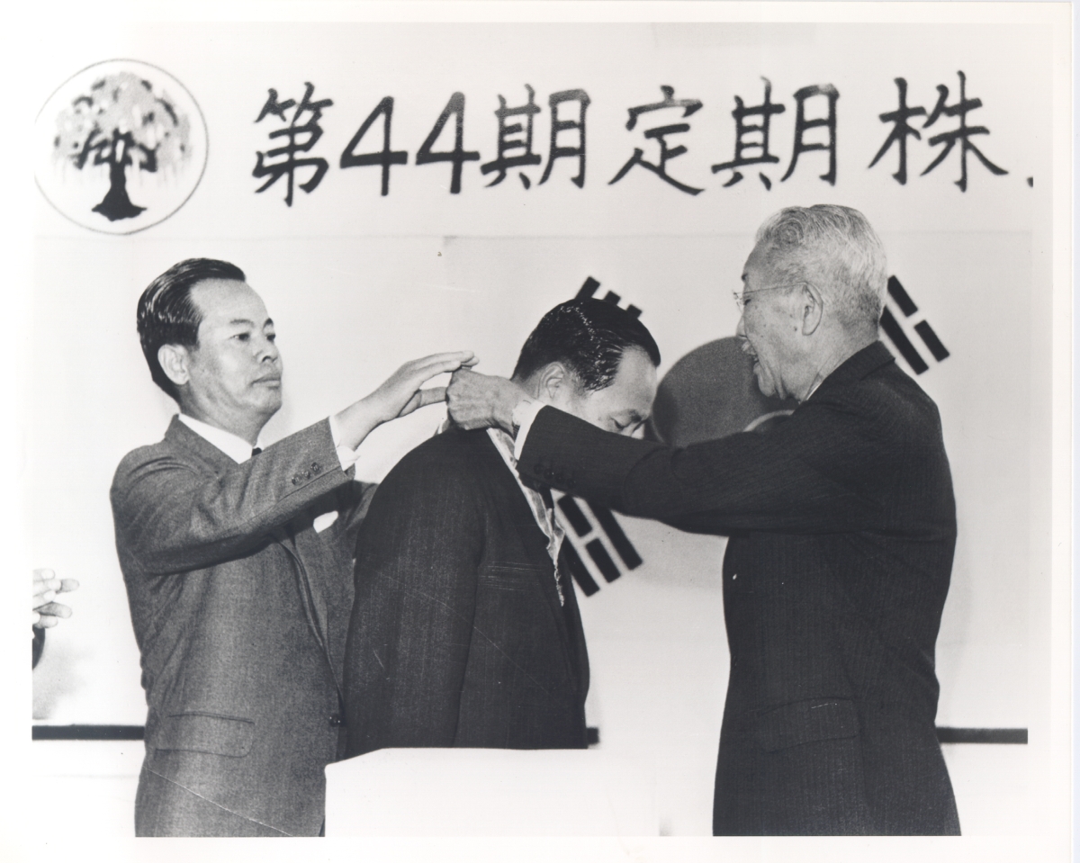 1969년 고 유일한(오른쪽) 박사가 유한양행의 제 44기 주주총회에서 전문 경영인 체제를 도입하겠다고 공식적으로 발표한 뒤 조권순 당시 전무를 대표로 선임하고 있다. 유한양행 제공
