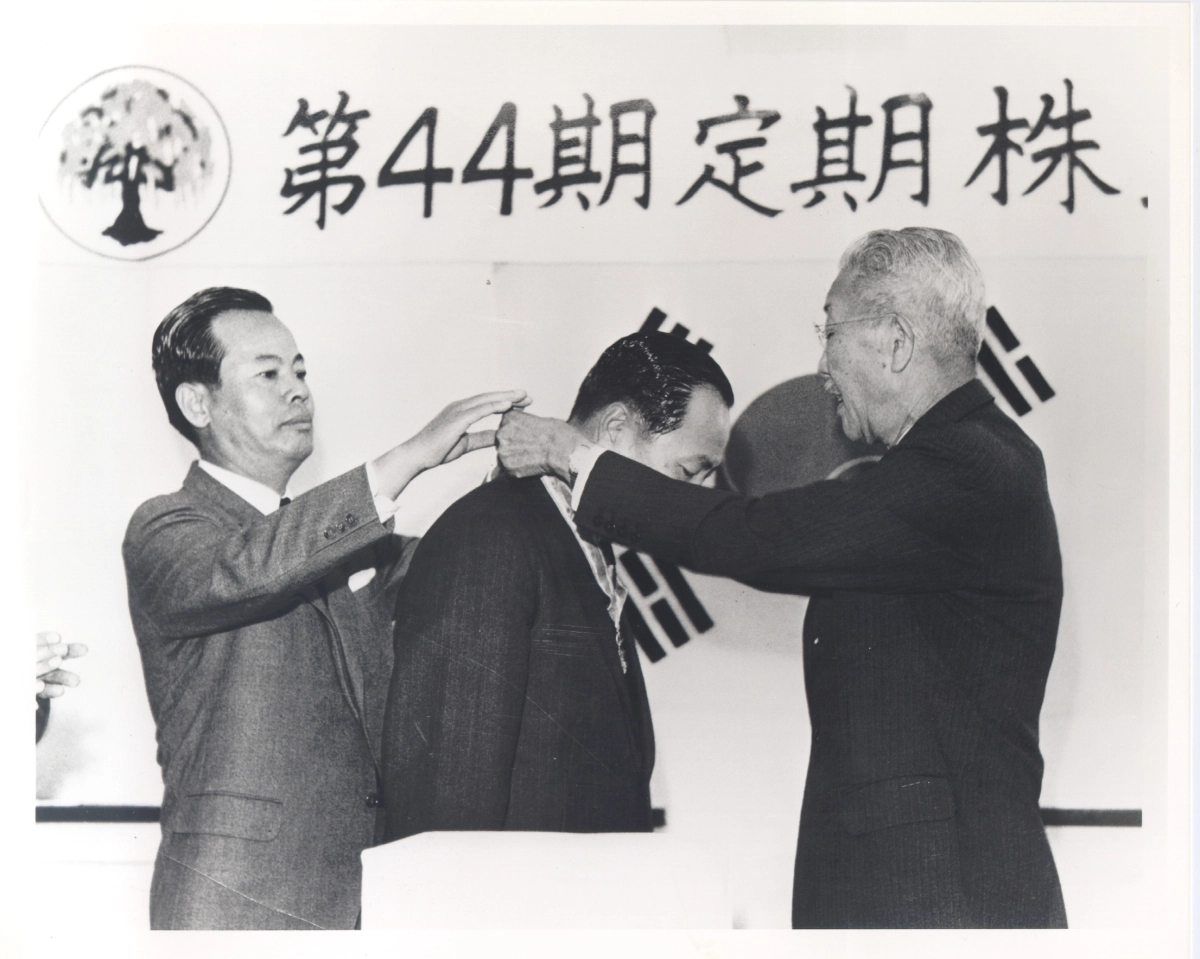 1969년 고 유일한(오른쪽) 박사가 유한양행의 제 44기 주주총회에서 전문 경영인 체제를 도입하겠다고 공식적으로 발표한 뒤 조권순 당시 전무를 대표로 선임하고 있다. 유한양행 제공