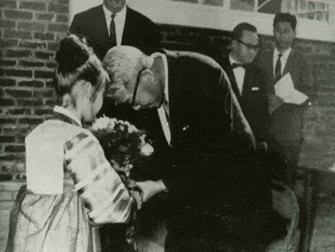 고 유일한 박사가 1964년 11월 유한공고 실습장 낙성식에서 축하 화한을 받고있는 모습.유한양행 제공