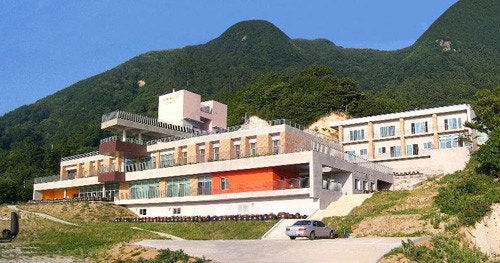 경북 울릉군 서면 학포길 36에 위치한 노인요양시설 송담실버타운 전경. 이 시설은 종사자들이 지난해 말 숙소 문제로 집단 사표를 내는 등 운영난 심화로 인해 이달 중 폐쇄가 예정돼 있다. 사회복지법인 영불원 제공