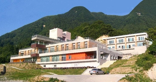 경북 울릉군 서면 학포길 36에 위치한 노인요양시설 송담실버타운 전경. 이 시설은 종사자들이 지난해 말 숙소 문제로 집단 사표를 내는 등 운영난 심화로 인해 이달 중 폐쇄가 예정돼 있다. 사회복지법인 영불원 제공