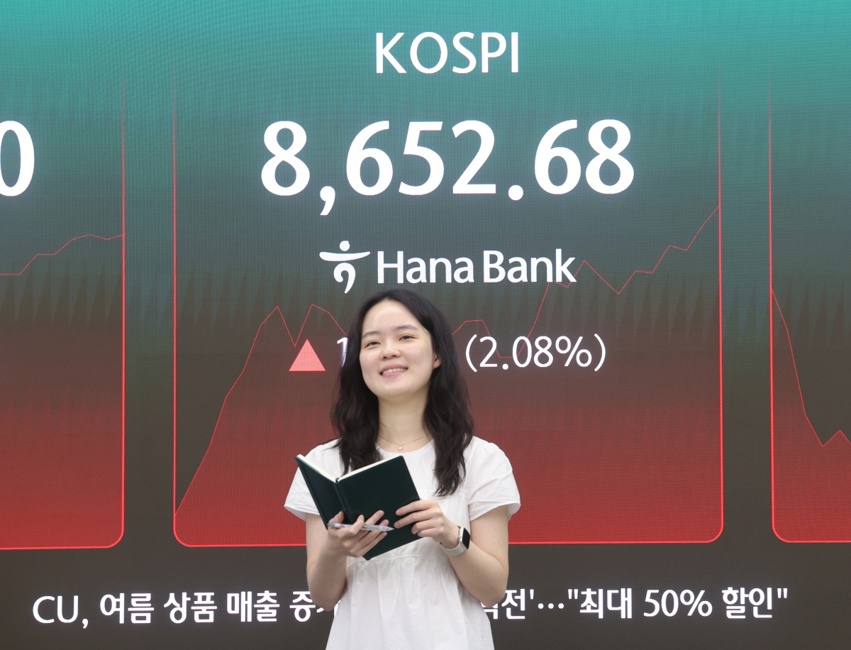 코스피가 상승 출발해 장중 사상 처음 8600선을 넘어선 1일 서울 중구 하나은행 딜링룸에서 직원이 업무를 보고 있다. 2026.6.1. 연합뉴스